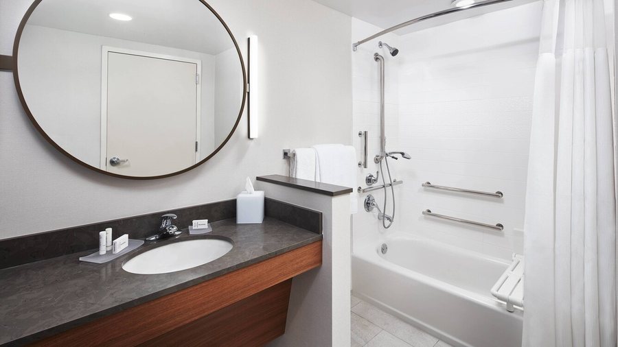 Fairfield by Marriott Inn Suites Louisville Northeast — Bathroom