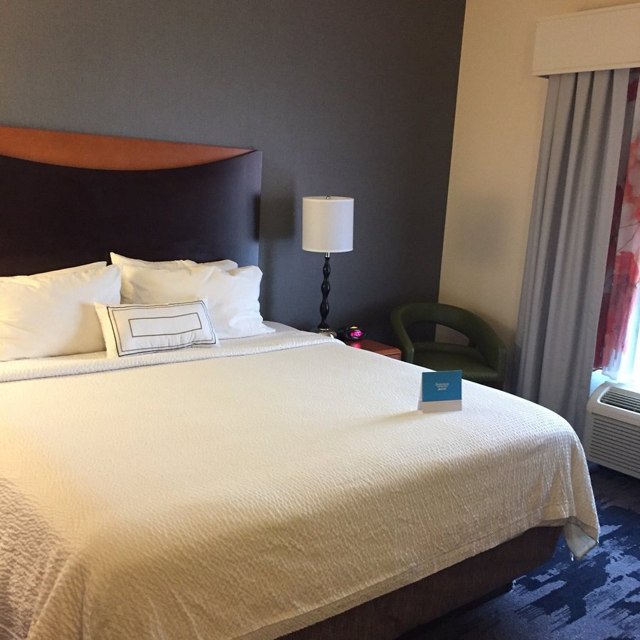 Fairfield by Marriott Inn Suites Madison East — Guest room