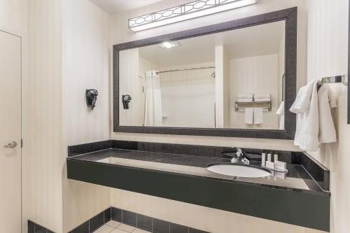 Fairfield by Marriott Inn Suites Madison Historic Eagle Cotton Mill — Bathroom