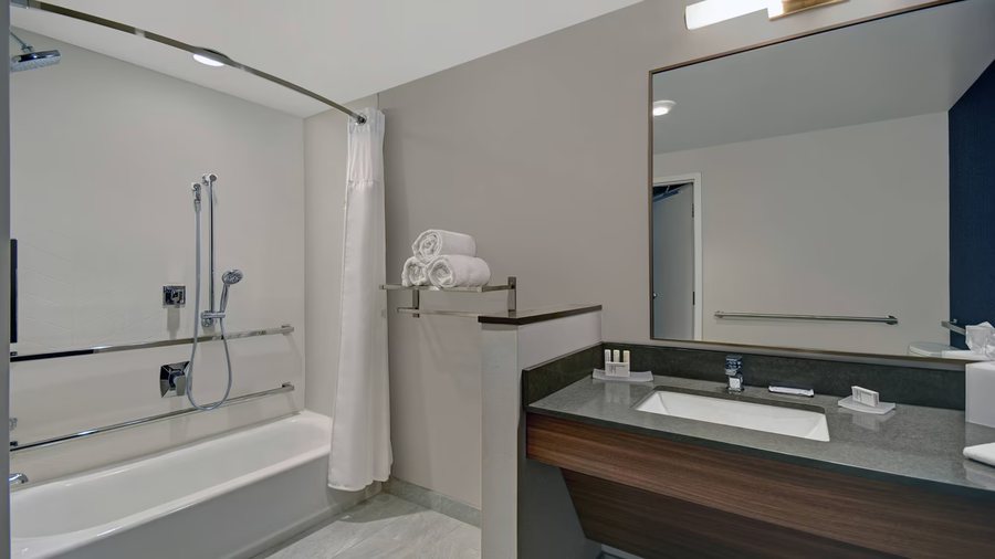 Fairfield by Marriott Inn Suites Mansfield Ontario — Bathroom