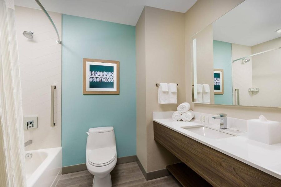 Fairfield by Marriott Inn Suites Marathon Florida Keys — Bathroom