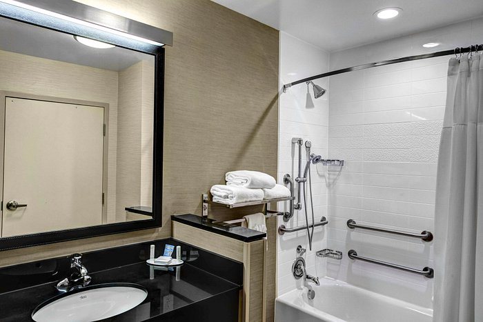 Fairfield by Marriott Inn Suites Memphis East Galleria — Bathroom