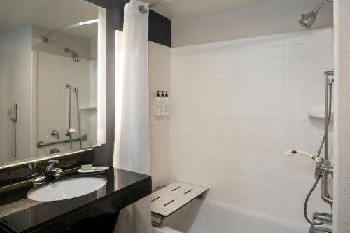 Fairfield by Marriott Inn Suites Memphis Germantown — Bathroom
