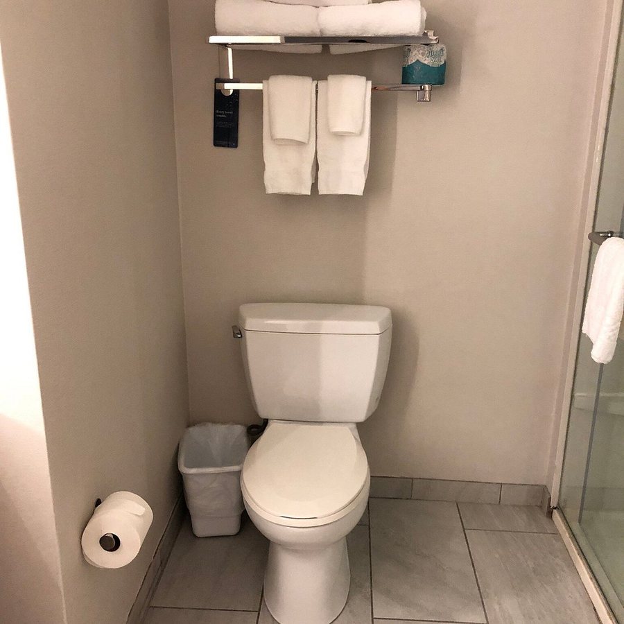 Fairfield by Marriott Inn Suites Middletown — Bathroom