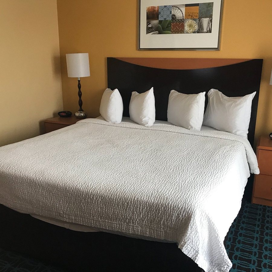 Fairfield by Marriott Inn Suites Milwaukee Airport — Guest room