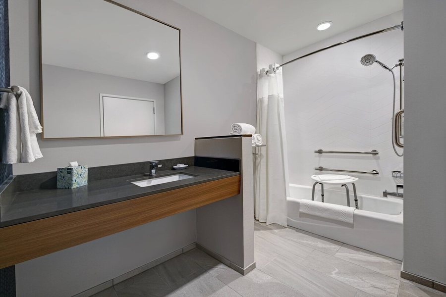 Fairfield by Marriott Inn Suites Milwaukee Downtown — Bathroom