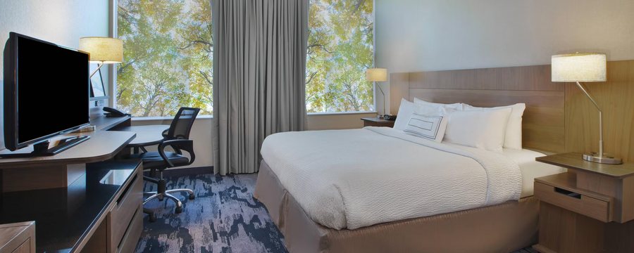 Fairfield by Marriott Inn Suites Milwaukee Downtown — Guest room