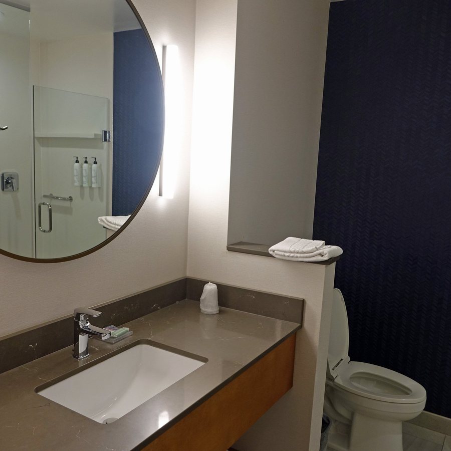 Fairfield by Marriott Inn Suites Morganton Historic Downtown — Bathroom