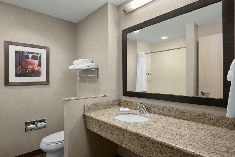 Fairfield by Marriott Inn Suites Moscow — Bathroom