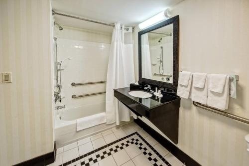 Fairfield by Marriott Inn Suites Naples — Bathroom