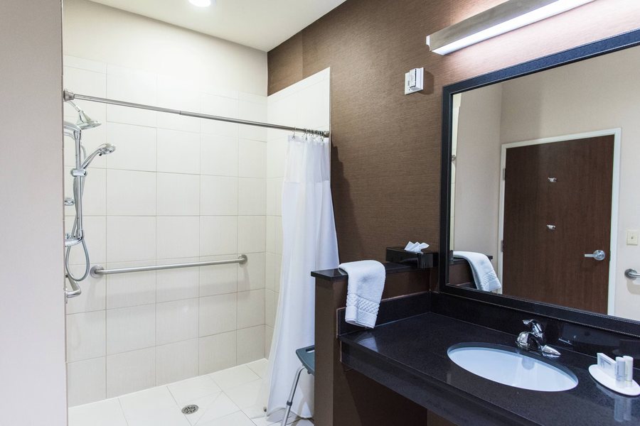 Fairfield by Marriott Inn Suites Natchitoches — Bathroom