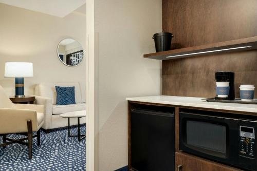 Fairfield by Marriott Inn Suites New Orleans Downtown French Quarter Area — Bathroom