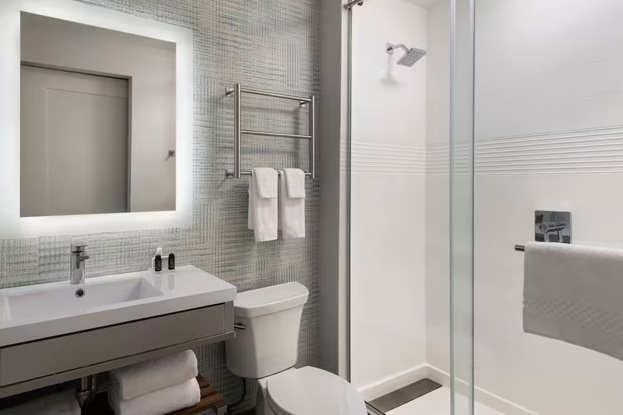 Fairfield by Marriott Inn Suites New York Brooklyn — Bathroom