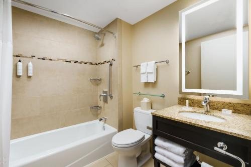 Fairfield by Marriott Inn Suites New York Midtown Manhattan Penn Station — Bathroom