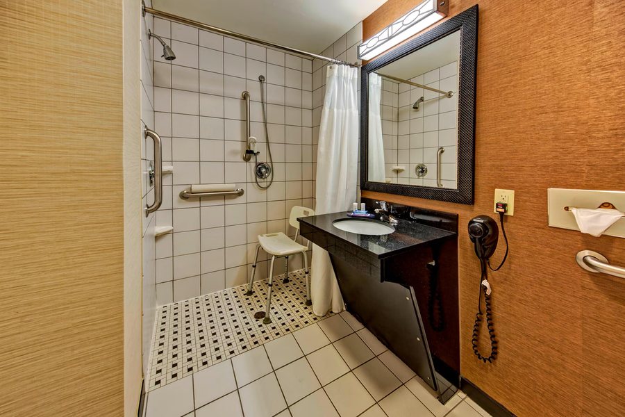 Fairfield by Marriott Inn Suites Oklahoma City Yukon — Bathroom