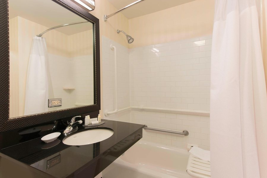 Fairfield by Marriott Inn Suites Omaha Downtown — Bathroom
