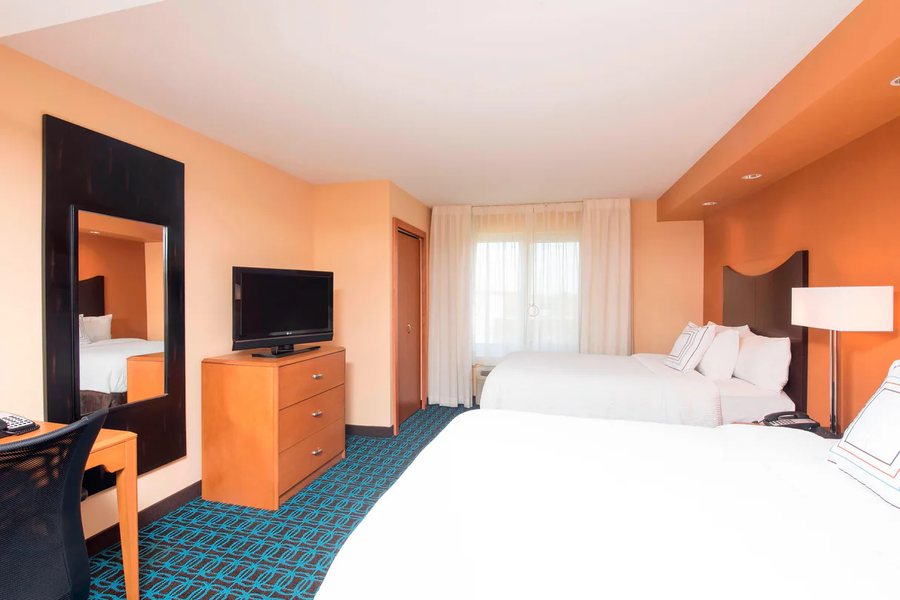 Fairfield by Marriott Inn Suites Omaha Downtown — Guest room