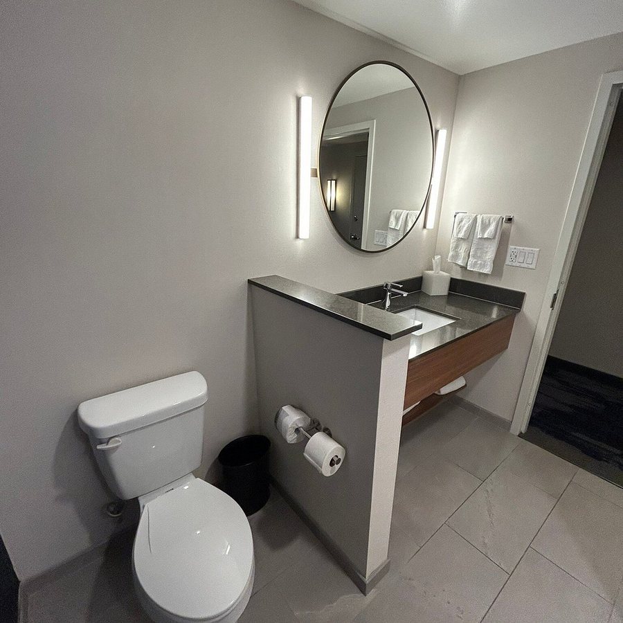 Fairfield by Marriott Inn Suites Omaha Northwest — Bathroom