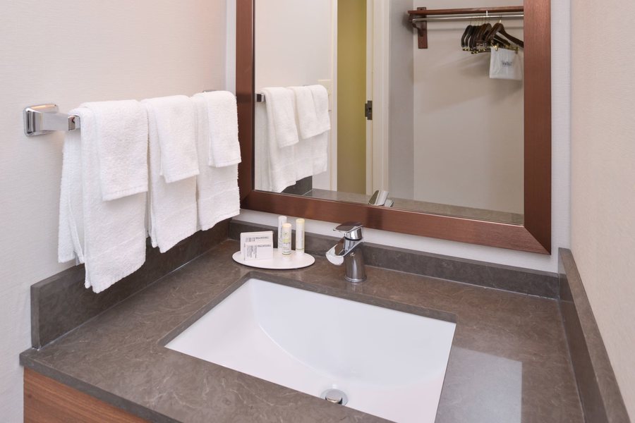 Fairfield by Marriott Inn Suites Pittsburgh New Stanton — Bathroom
