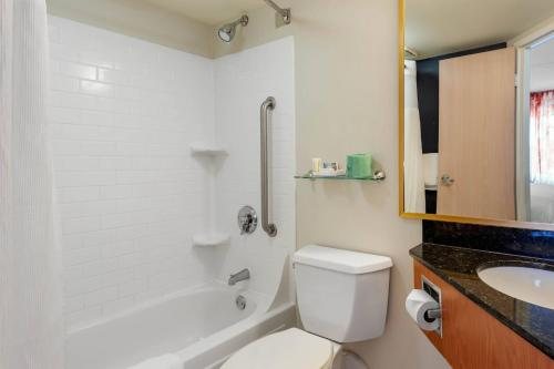 Fairfield by Marriott Inn Suites Portland Airport — Bathroom