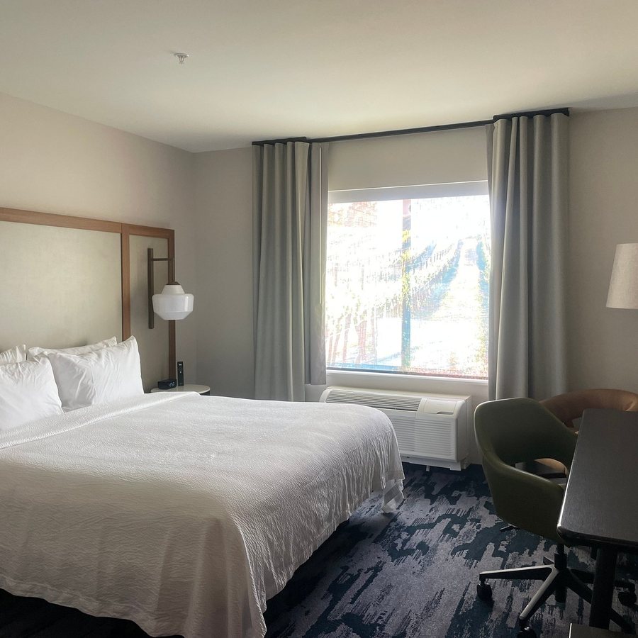 Fairfield by Marriott Inn Suites Portland Airport — Guest room