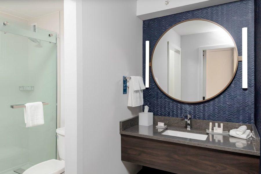 Fairfield by Marriott Inn Suites Portland North — Bathroom