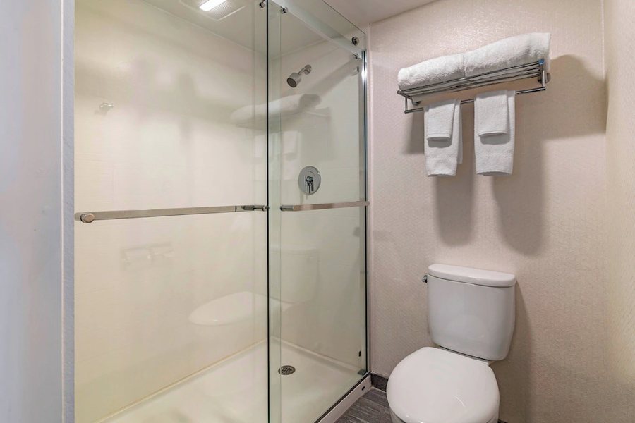 Fairfield by Marriott Inn Suites Providence Airport Warwick — Bathroom