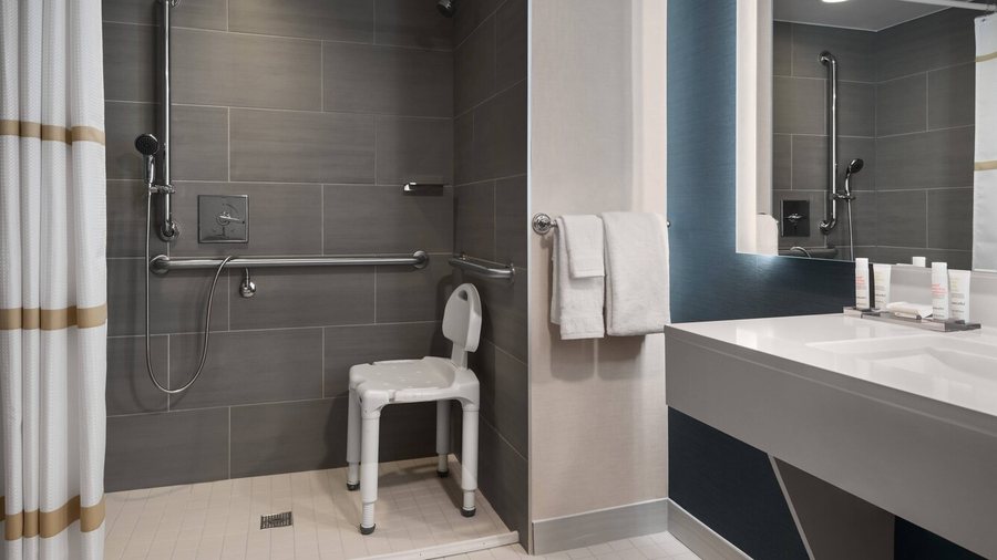 Fairfield by Marriott Inn Suites Quincy — Bathroom