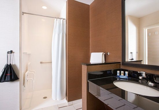 Fairfield by Marriott Inn Suites Rochester West Greece — Bathroom
