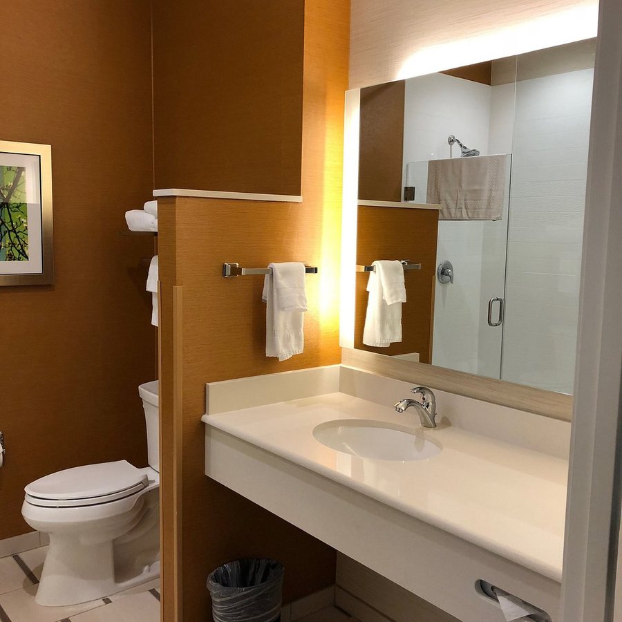 Fairfield by Marriott Inn Suites Sacramento Airport Woodland — Bathroom