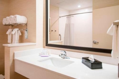 Fairfield by Marriott Inn Suites San Antonio Brooks City Base — Bathroom
