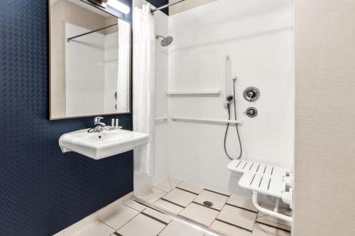 Fairfield by Marriott Inn Suites San Antonio Downtown Market Square — Bathroom