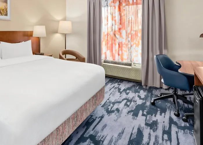 Fairfield by Marriott Inn Suites San Antonio Downtown Market Square — Guest room