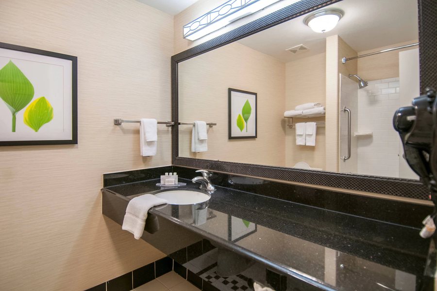 Fairfield by Marriott Inn Suites San Antonio North Stone Oak — Bathroom