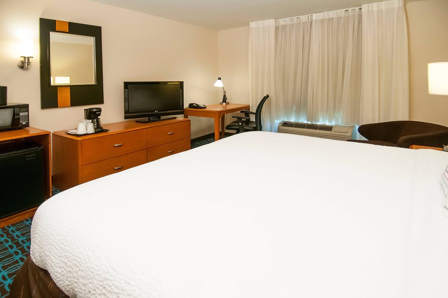 Fairfield by Marriott Inn Suites San Antonio North Stone Oak — Guest room