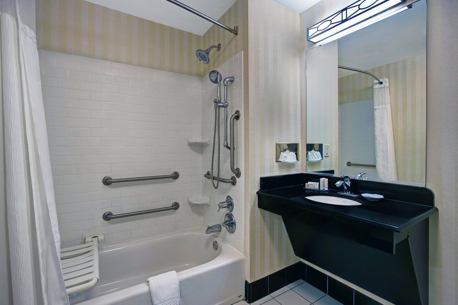 Fairfield by Marriott Inn Suites San Diego Carlsbad — Bathroom