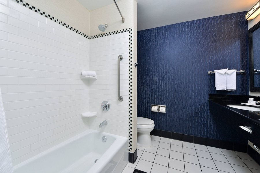 Fairfield by Marriott Inn Suites Santa Cruz — Bathroom