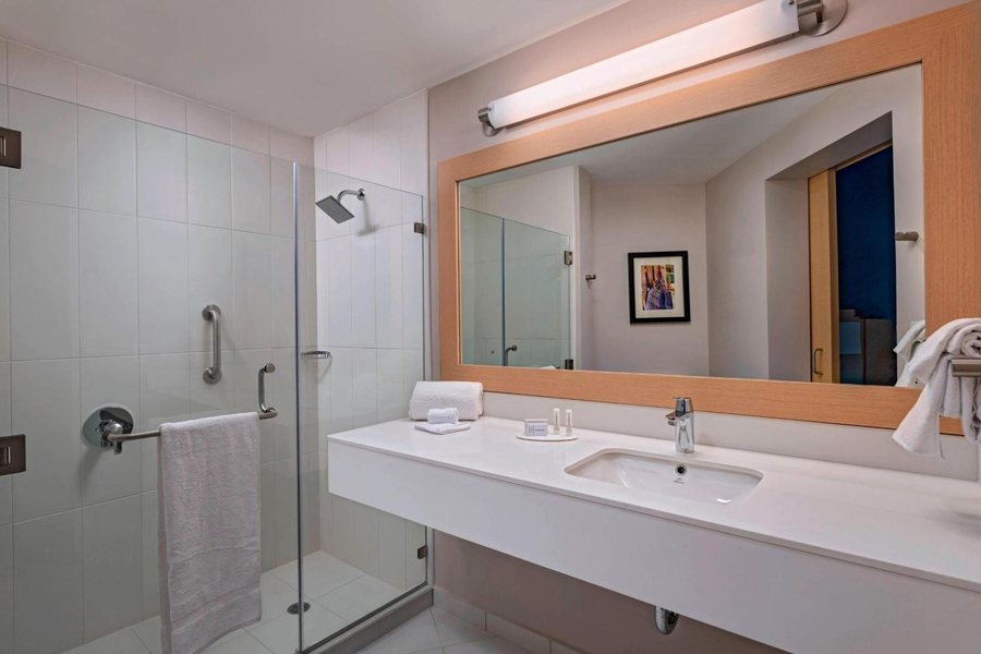 Fairfield by Marriott Inn Suites Santa Fe — Bathroom