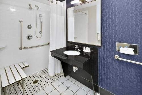 Fairfield by Marriott Inn Suites Santa Maria — Bathroom