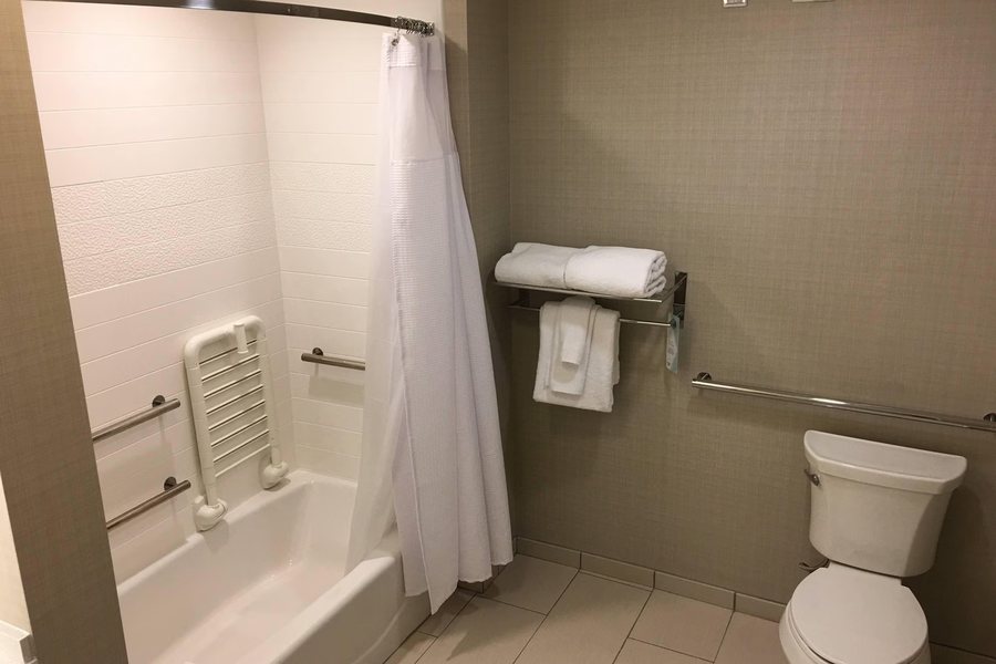 Fairfield by Marriott Inn Suites Savannah Downtown Historic District — Bathroom