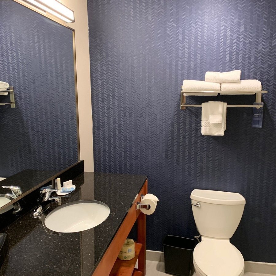 Fairfield by Marriott Inn Suites Seattle Bellevue Redmond — Bathroom