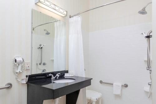 Fairfield by Marriott Inn Suites Seymour — Bathroom