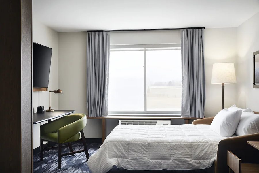 Fairfield by Marriott Inn Suites Sheboygan — Guest room