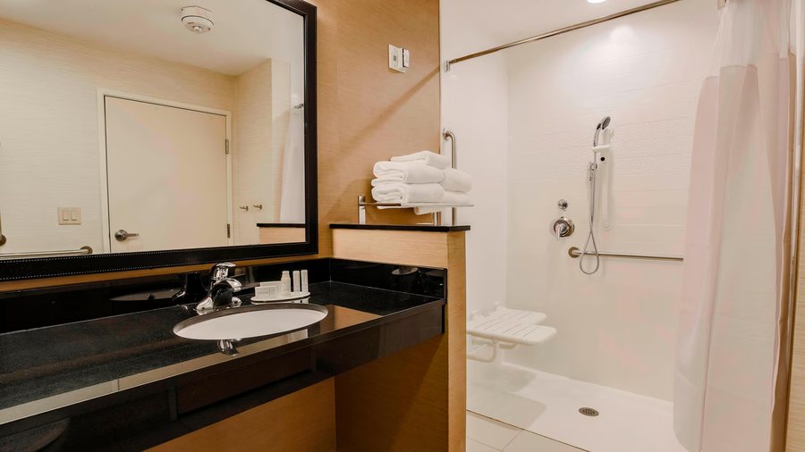 Fairfield by Marriott Inn Suites Sidney — Bathroom