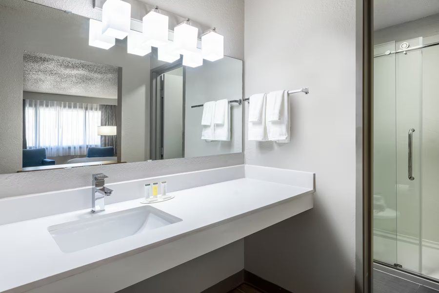 Fairfield by Marriott Inn Suites Sioux Falls Airport — Bathroom