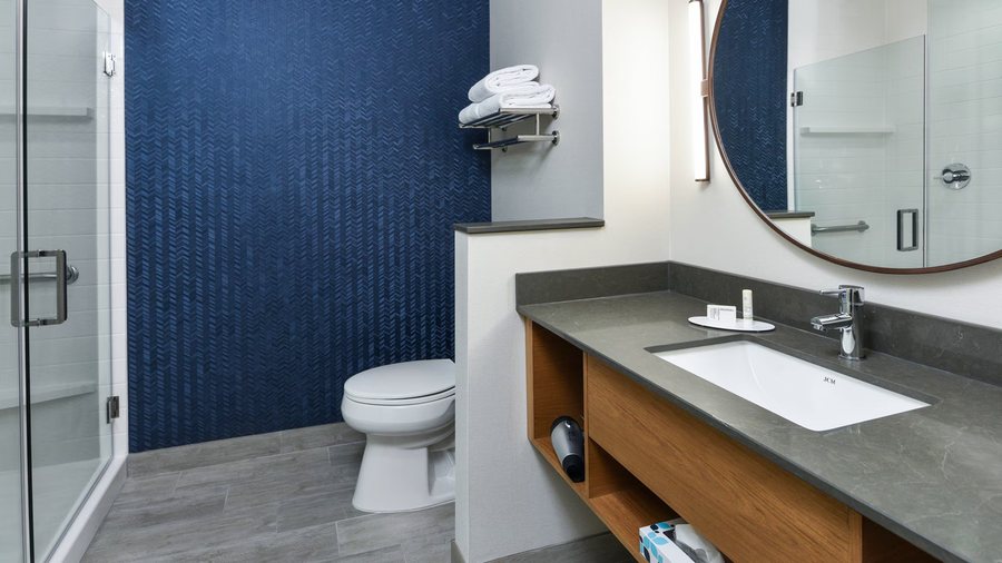 Fairfield by Marriott Inn Suites Southport — Bathroom
