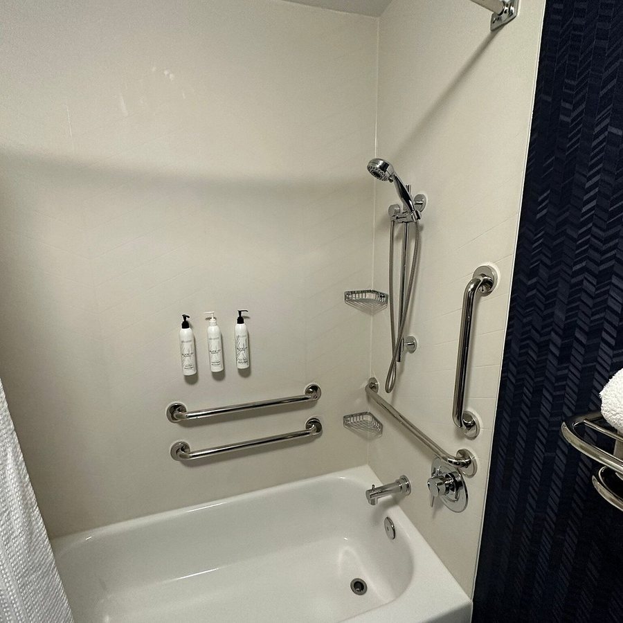 Fairfield by Marriott Inn Suites St Louis Chesterfield — Bathroom