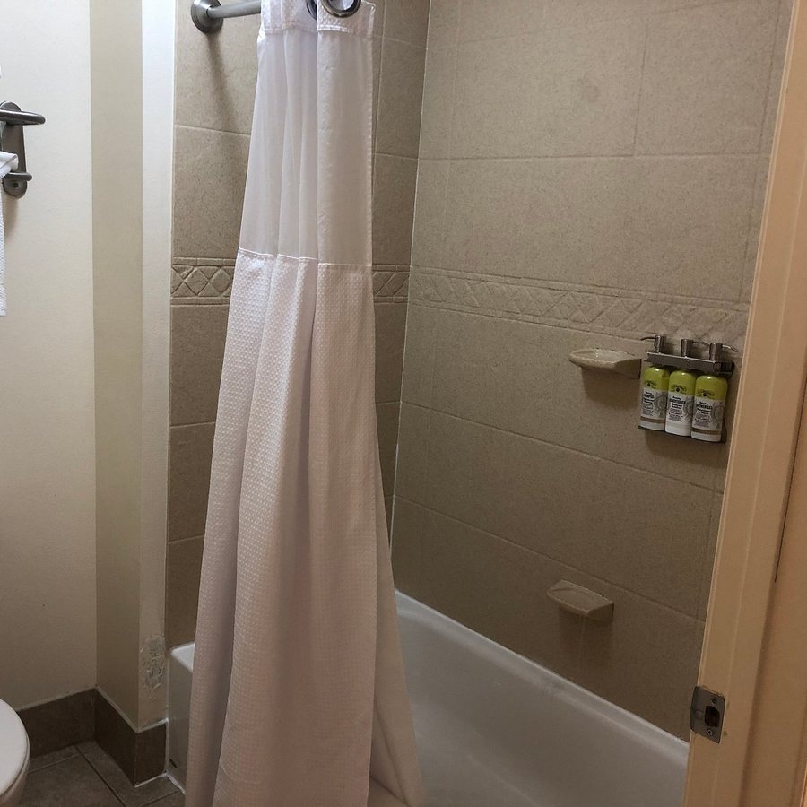Fairfield by Marriott Inn Suites Stroudsburg Bartonsville Poconos — Bathroom