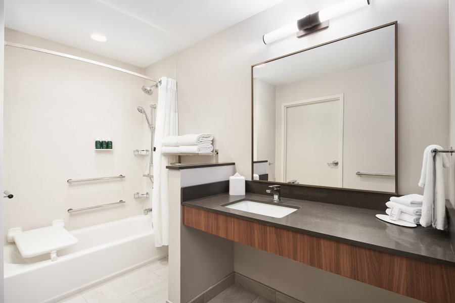 Fairfield by Marriott Inn Suites Tampa Fairgrounds Casino — Bathroom
