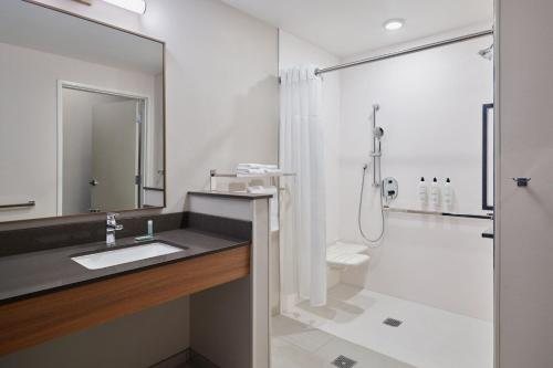 Fairfield by Marriott Inn Suites Toledo Maumee — Bathroom